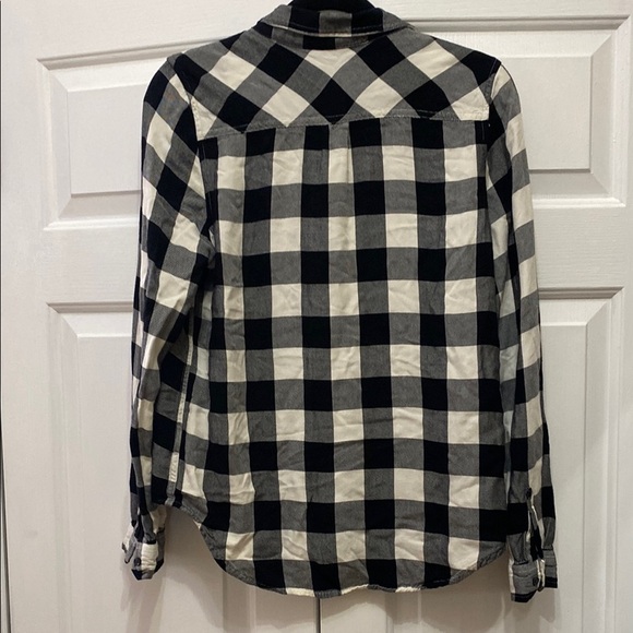 Universal Thread Black and White Women’s Casual Button Down Shirt - Picture 3 of 3